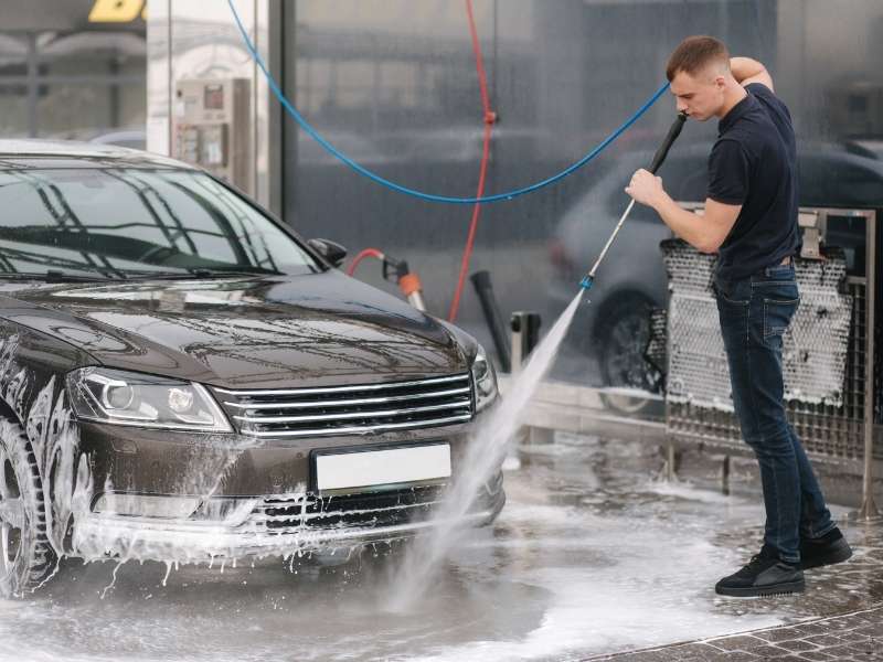 Kako zadržati automobil čistim između subinskih čišćenja?